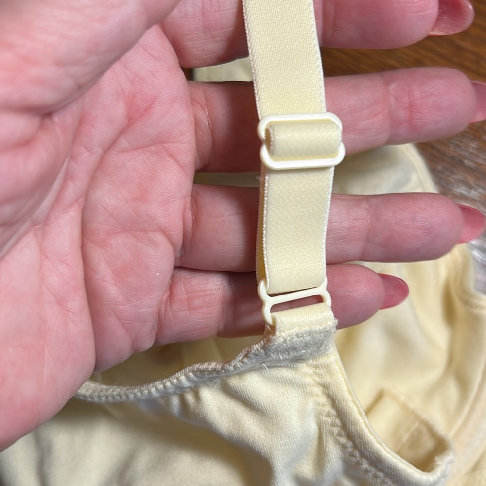 Victoria Secret Body by Victoria Lightly Lined Underwire Cream Bra. Size 38D - Picture 5 of 9